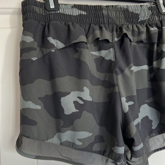 ATHLETA Printed Mesh Racer Run Short 4” Camo Green Sz S - Picture 10 of 15